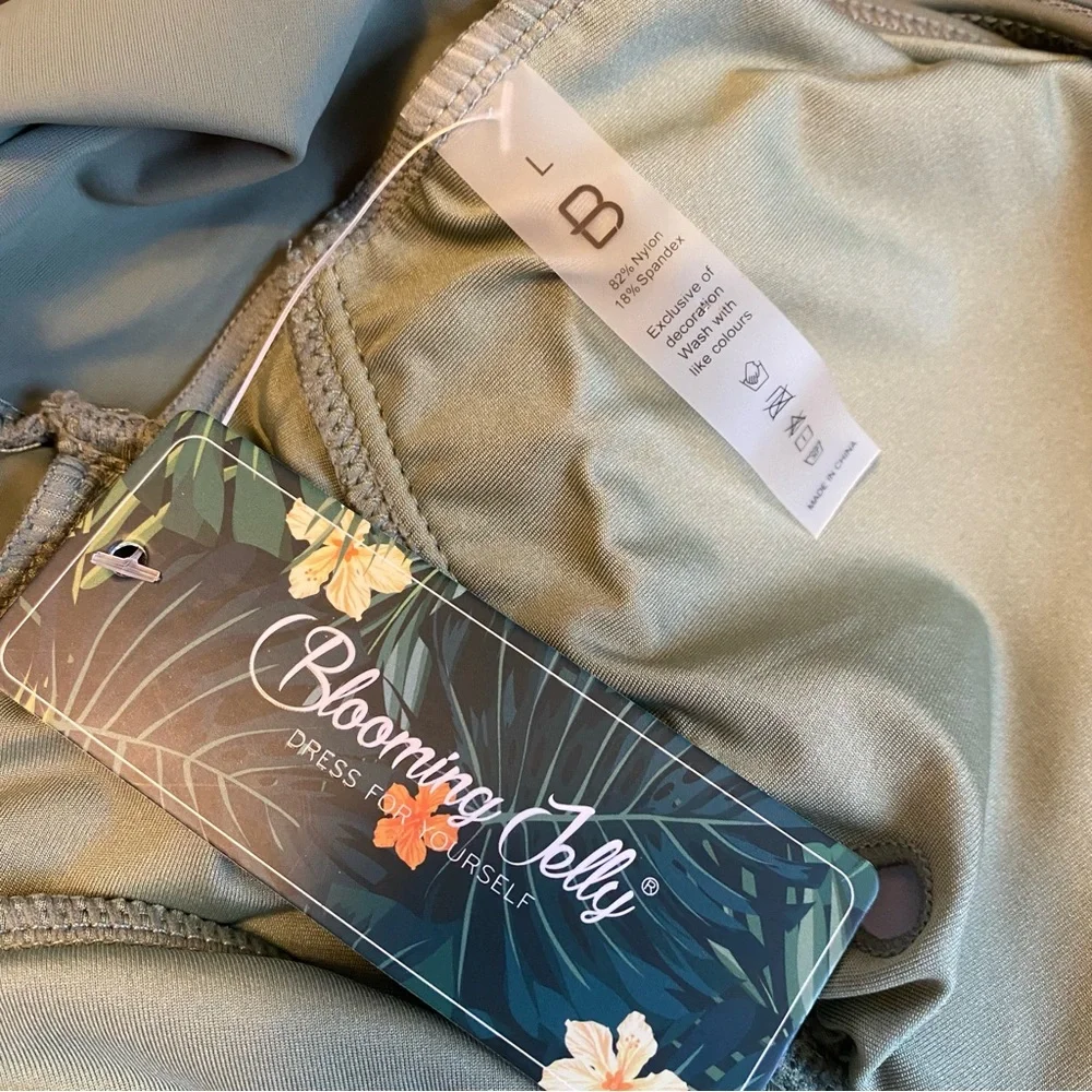 Blooming Jelly Green Swimsuit One Piece Size Large New‎